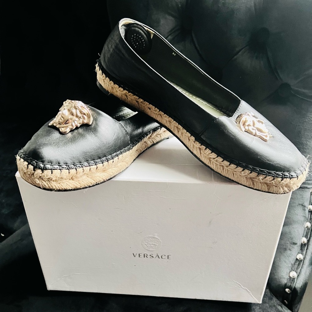 SOLD✨ Versace close toe Black Napa leather slippers 39